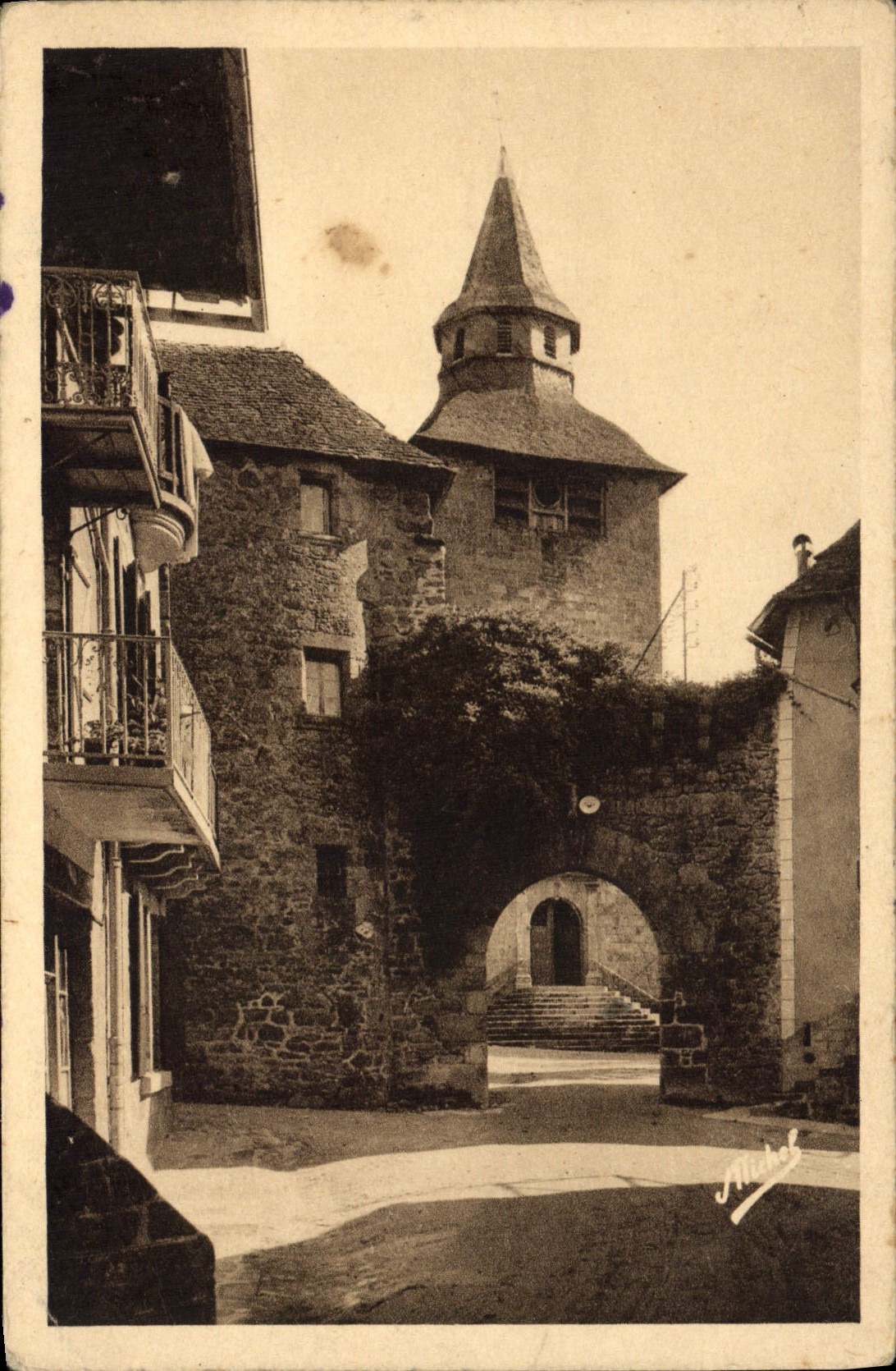 CPA Correze La Porte de la Vielle et l'Eglise 
