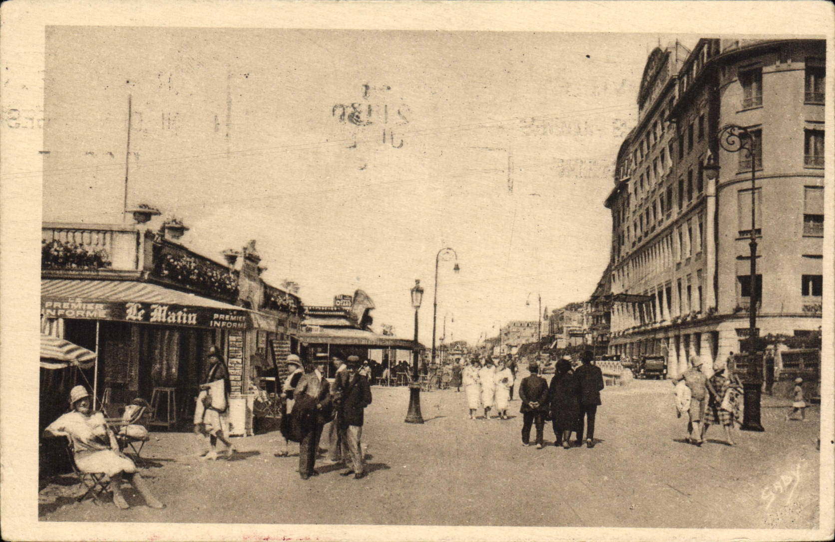 CPA Trouville La Resue des Plages Les Blanches 