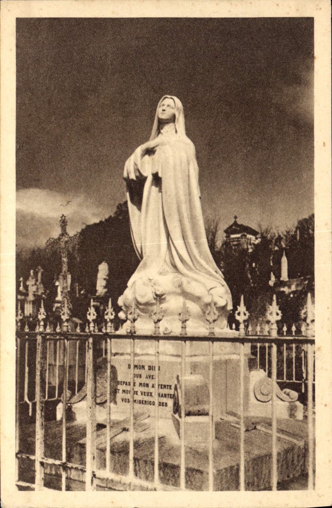 Statue de la Vierge Marie — Cimetière des Carmélites de Lisieux — éditeur CPAPHIL, n°37