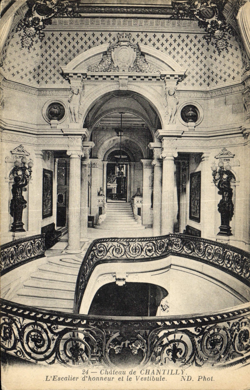 Château de Chantilly — L'Escalier d'honneur et le Vestibule — ND. Phot. n°24
