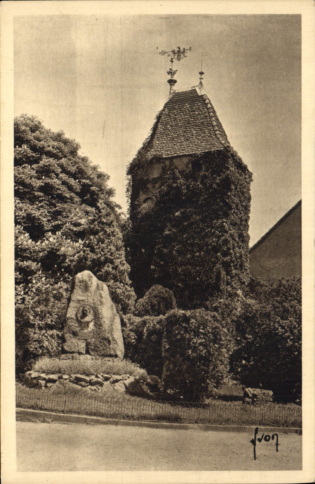 CPA Obernai Bas Rhin Tour de l'ancienne Eglise et Monument du Chanoine Gyas 