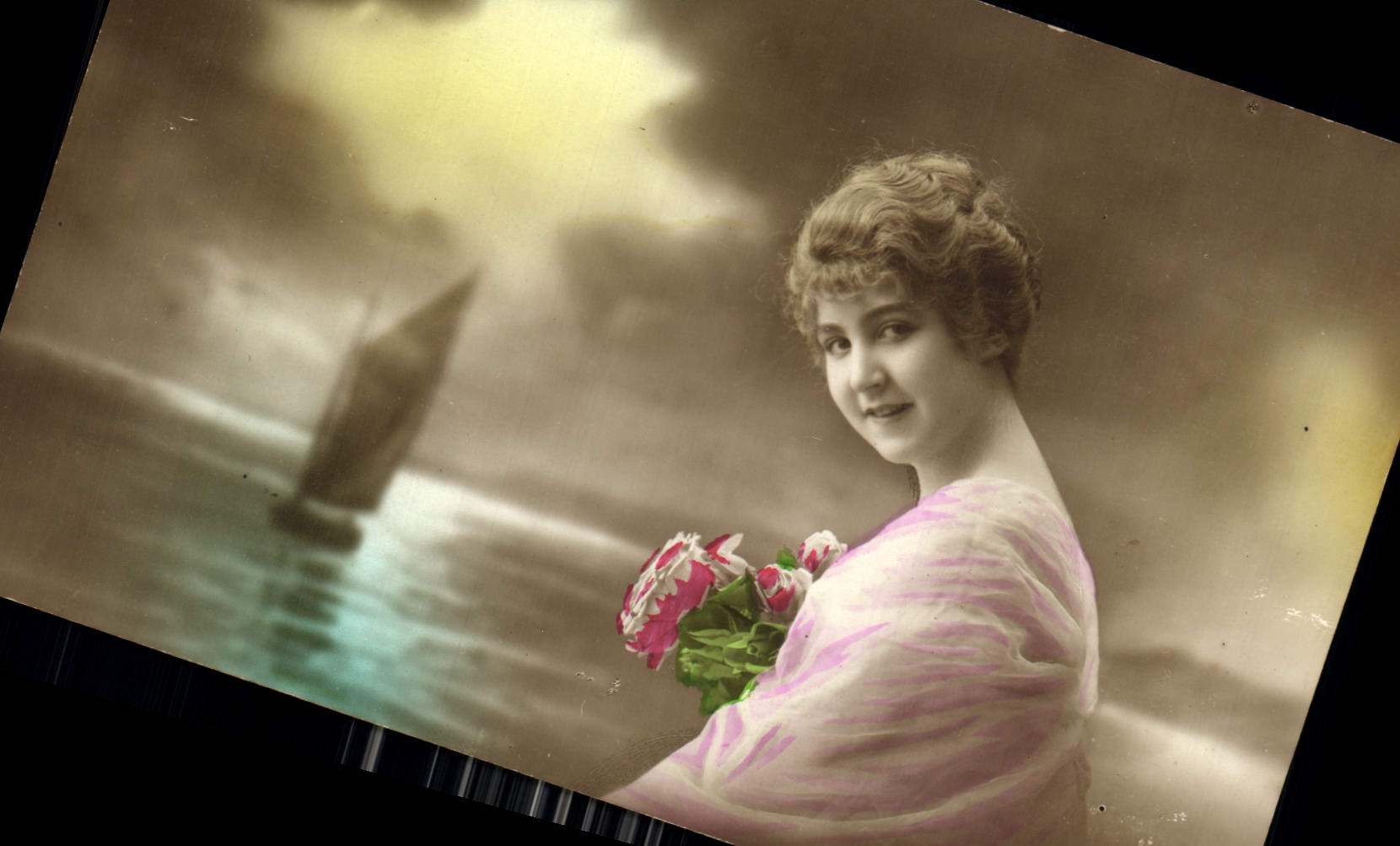 Jeune femme avec bouquet de roses — scène maritime — éditeur Cugny et Ford