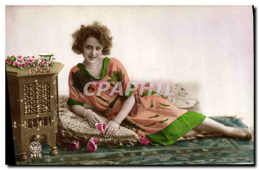 Jeune femme en robe orientale — pose sur tapis — éditeur KAT NOER n°3418
