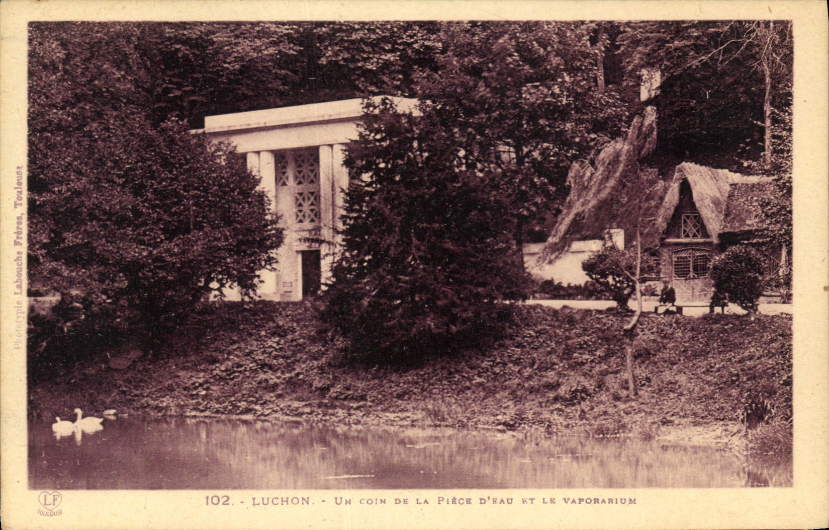 CPA Luchon Un Coin de la Place D'Eau et le Vaporarium 