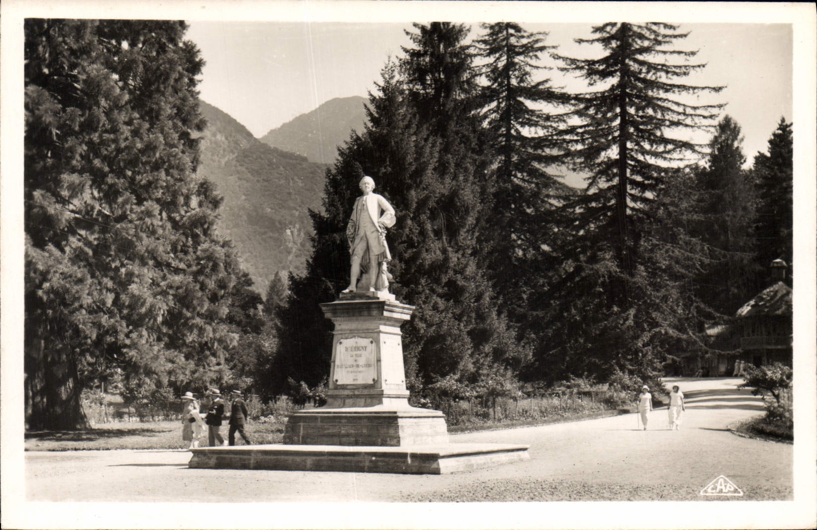 CPA Luchon Parc des Quinconces et Monument d'Etigny 