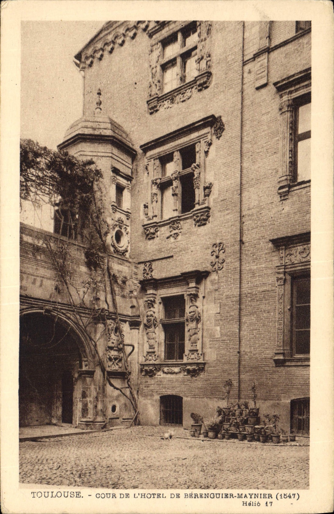 Toulouse - Cour de l'Hôtel de Bérenguier-Maynier (1547) — Hélió 47