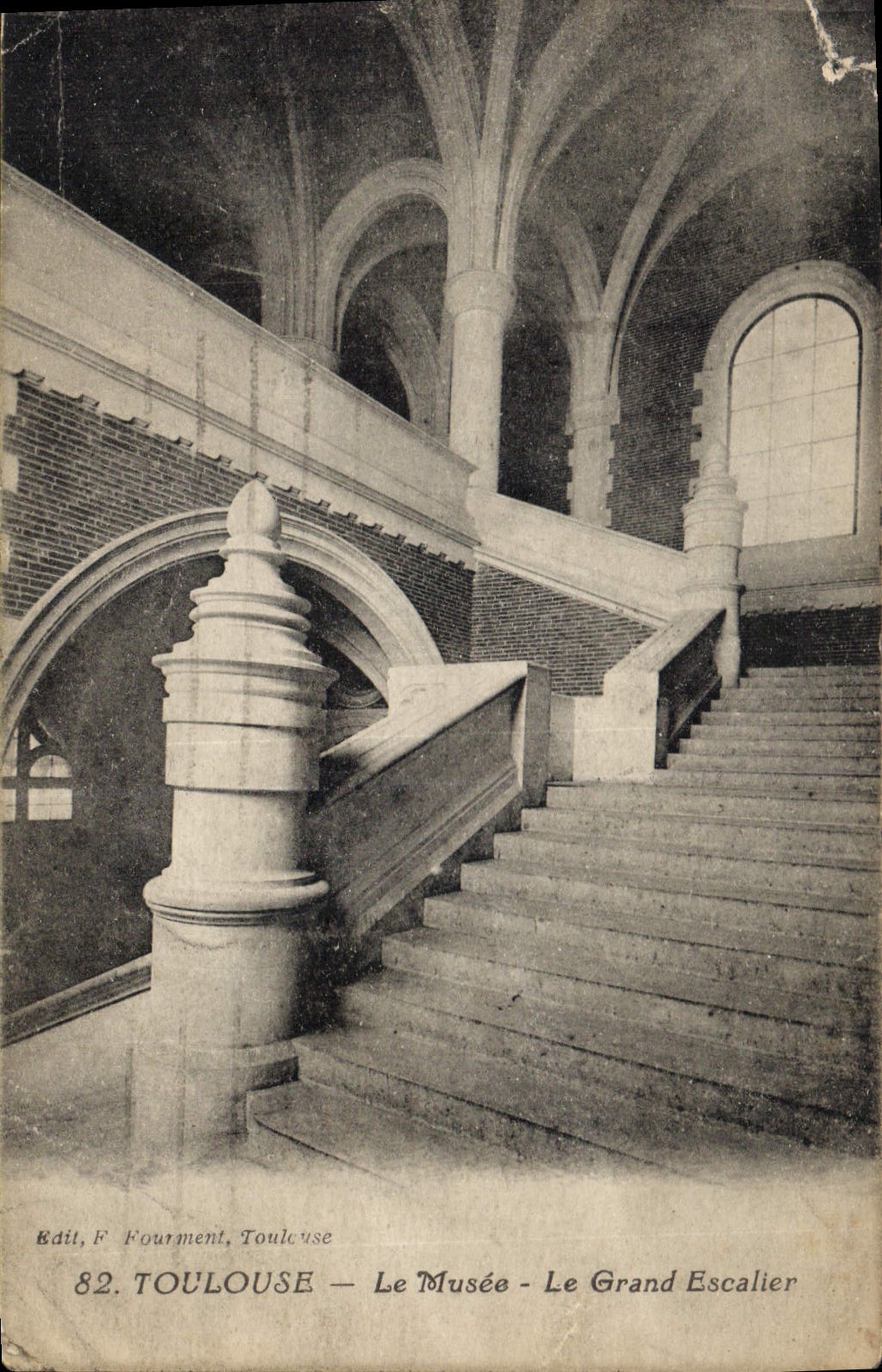 CPA Toulouse Le Musee Le Grand Escalier