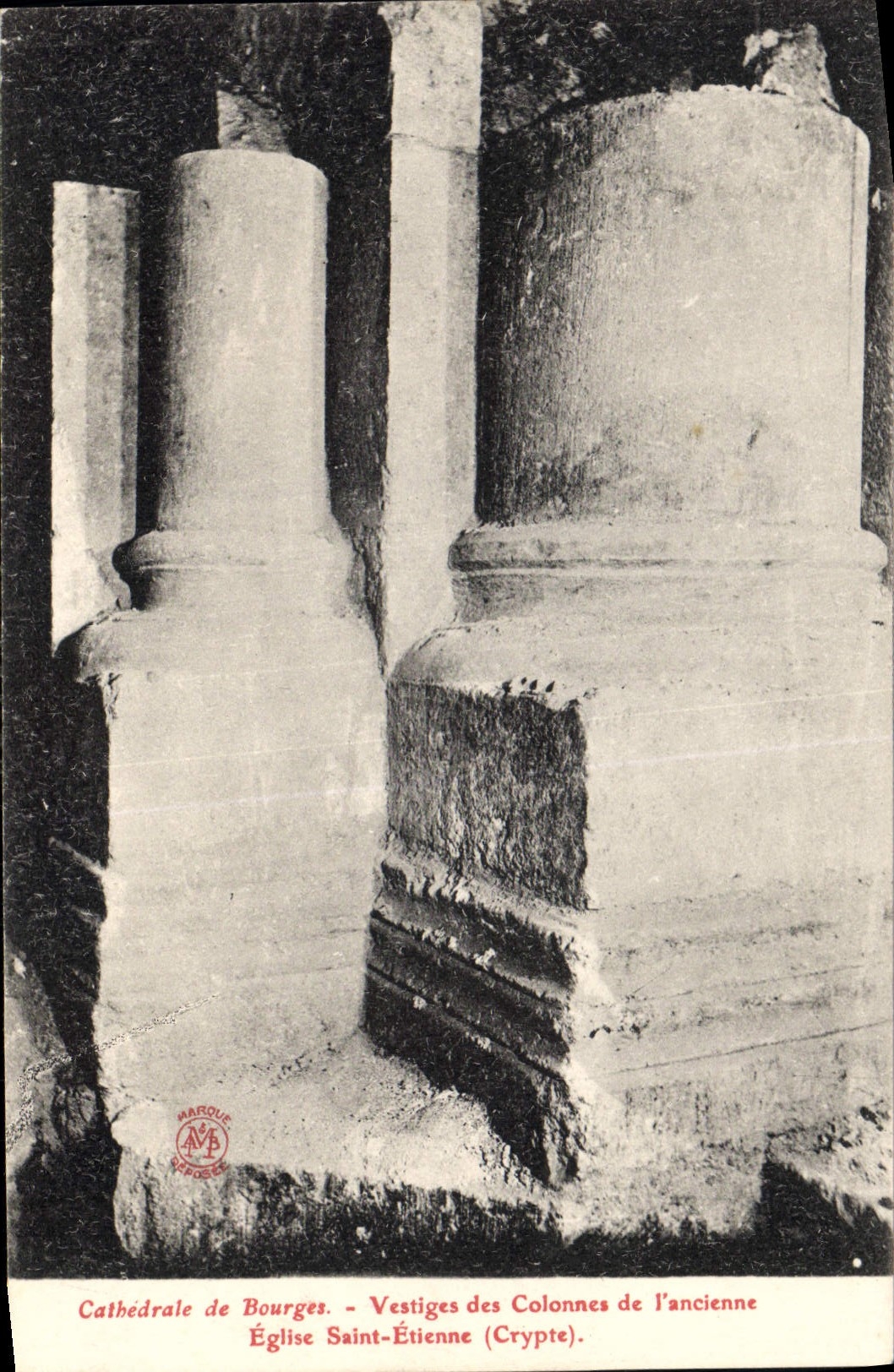 CPA Cathedrale de Bourges Vestiges de Colonne des l'ancienne Eglise Saint Etiene Crypte