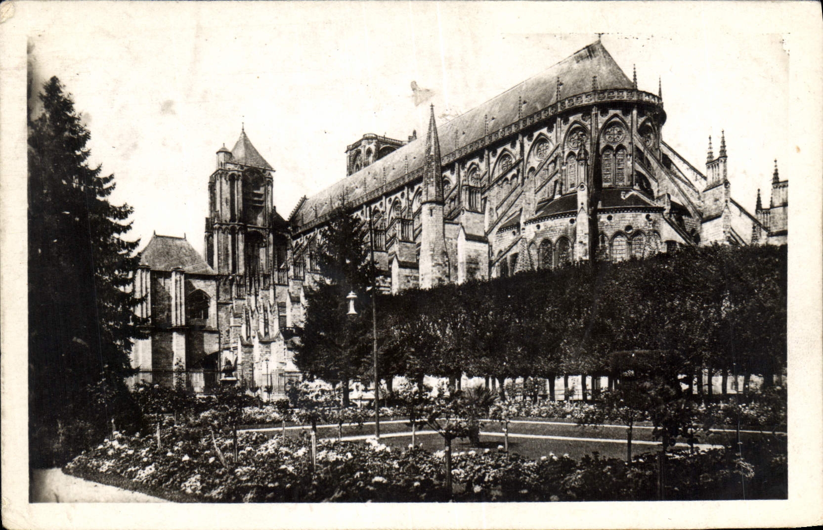 CPA Bourges La Cathedrale vue prisee du Jardins de l'Hotel de Ville 