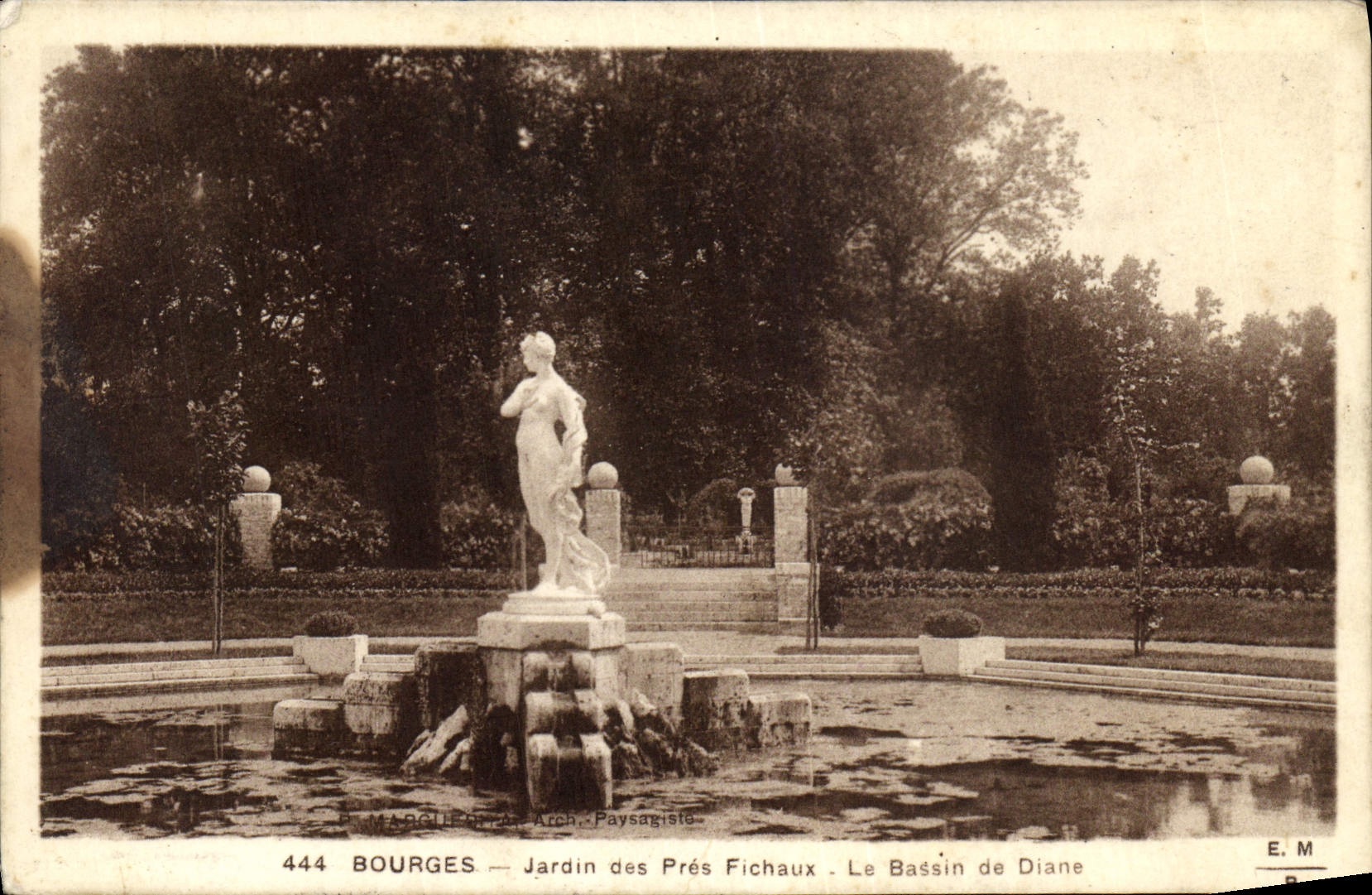 CPA Bourges Jardin des Pres Fichaux Le Bassin de Diane 