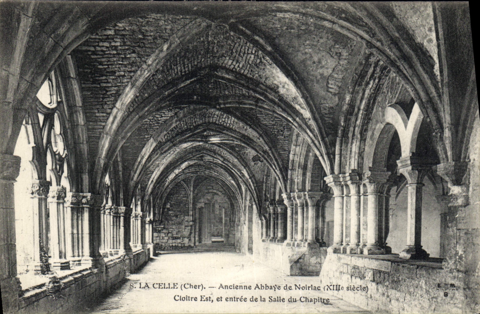 CPA La Celle Cher Ancienne Abbaye de Noirlac Cloitre Est et entree de la salle du chapitre