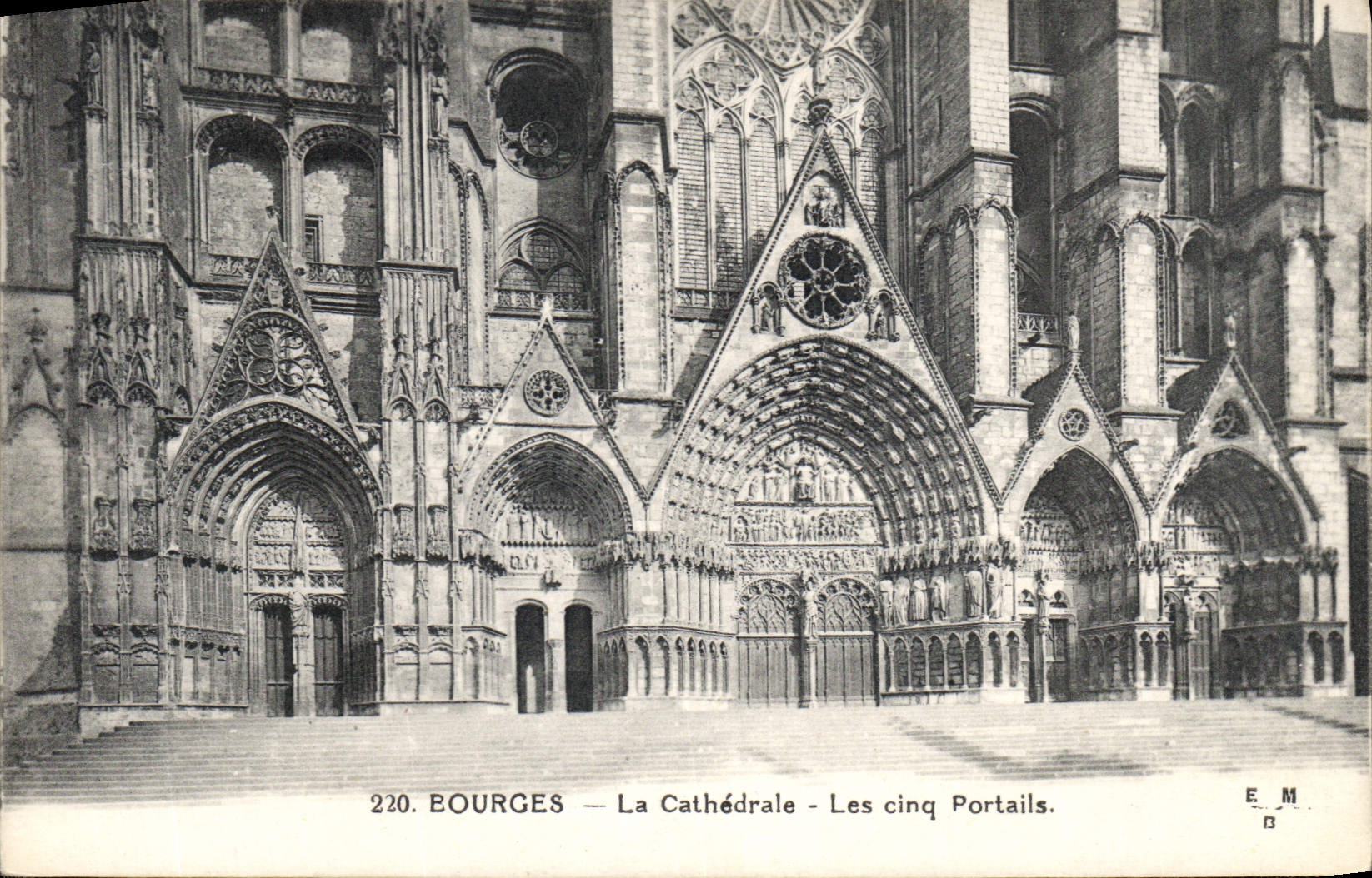 CPA Bourges La Cathedrale Les cing Portails 