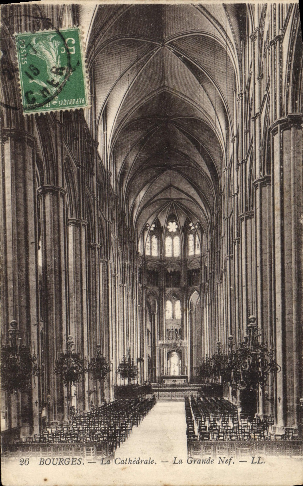 CPA Bourges La Cathedrale La Grande Nef 