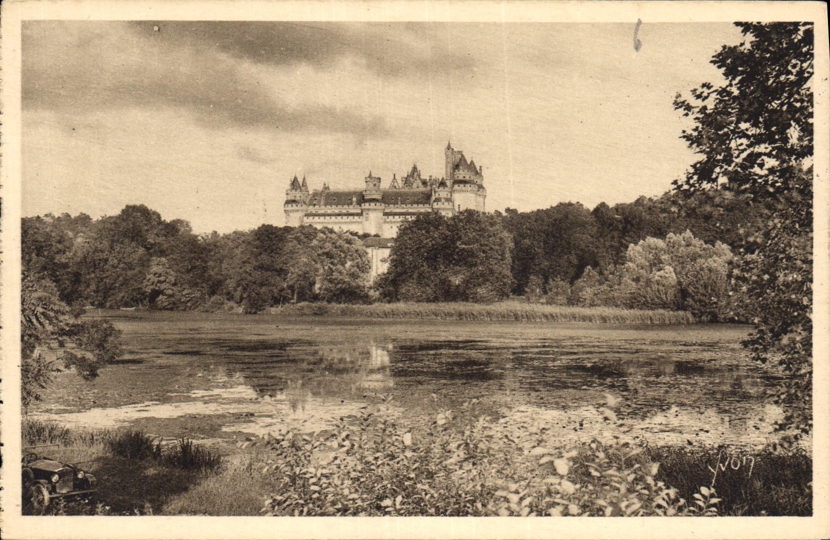 Château de Pierrefonds — Vue générale prise de l'Étang — Les Éditions d'Art Yvonne, Paris