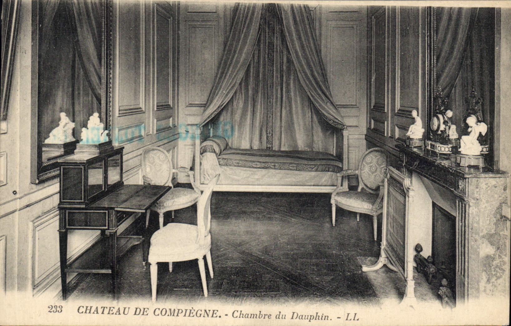 CPA Chateau de Compiegne Chambre du Dauphin 