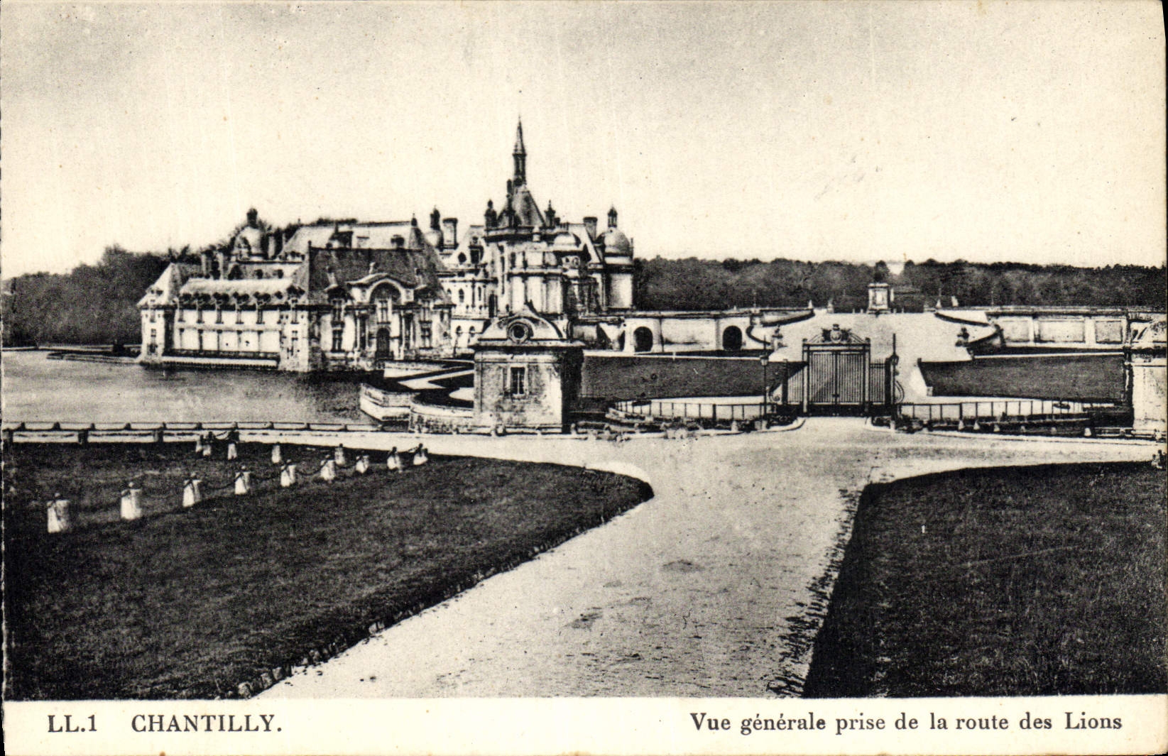 CPA Chantilly Vue generale prise de la route des Lions 