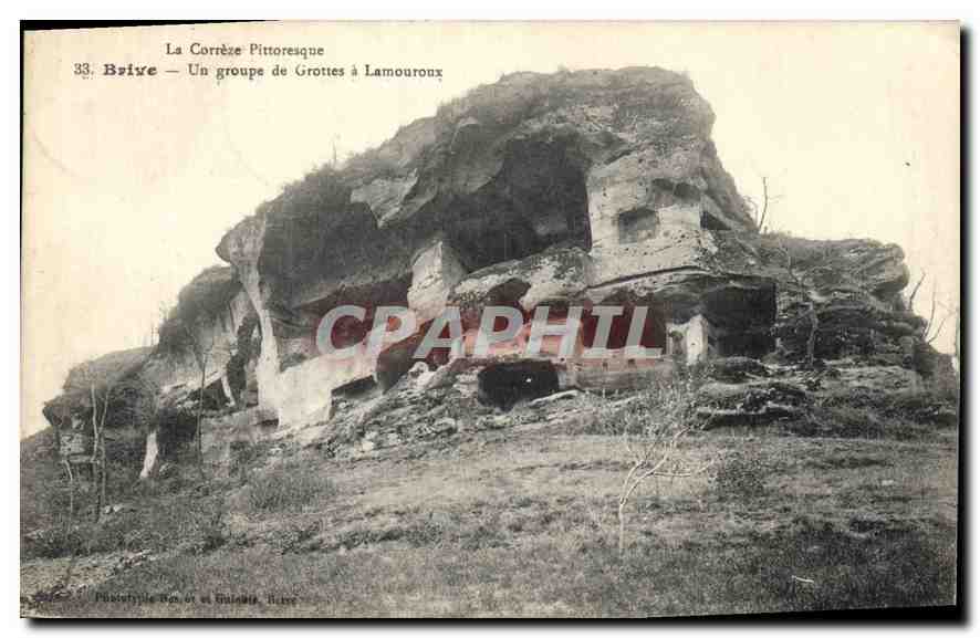 CPA Brive Un groupe de Grottes a Lamouroux 