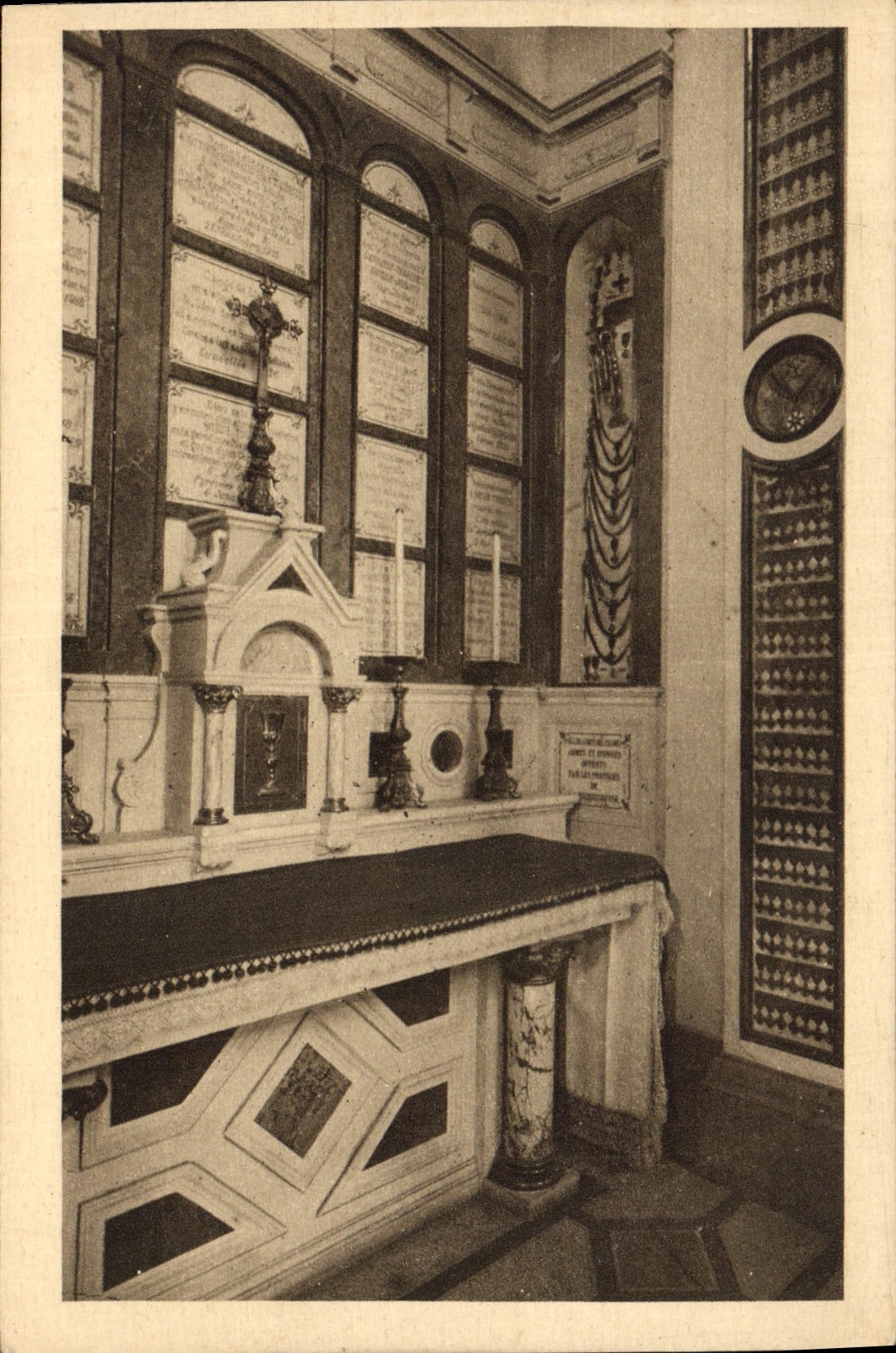 Chapelle des Carmélites de Lisieux — Autel du peristyle précédant la chapelle de la Châsse — Éditeur CPAPHIL, n°8