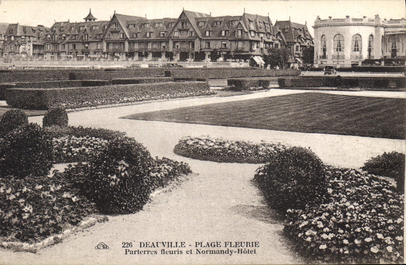 Deauville - Plage Fleurie — Parterres fleuris et Normandy-Hôtel — série 226