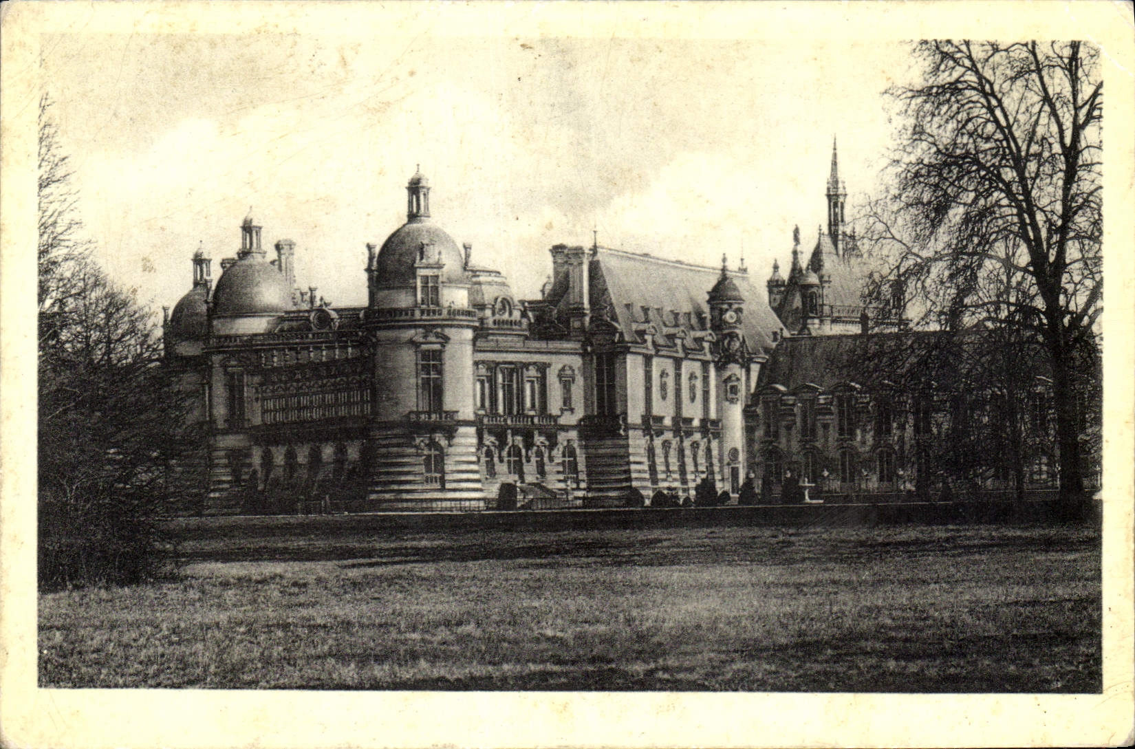 CPA Chantilly Le Chateau Vue prise du Jardin anglais 