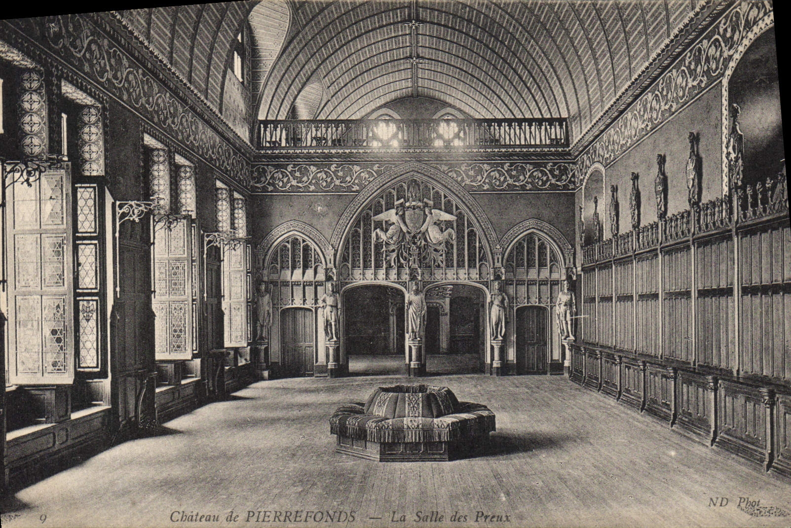 Château de PIERREFONDS — La Salle des Preux — ND Phot