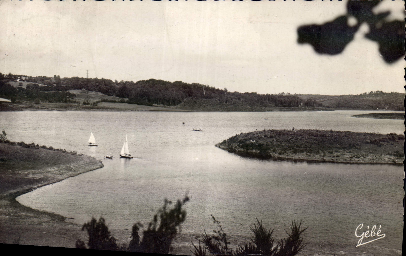 Lac de Gébè — vue avec voiliers — Photo G. Bébé