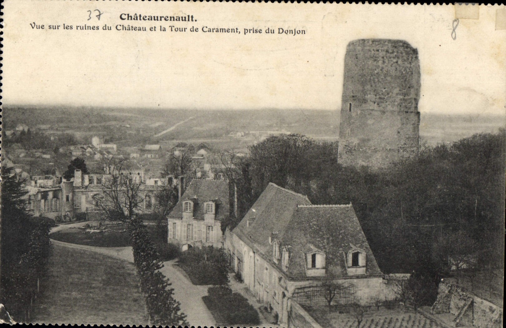 CPA Chateaurenault Vue sur les ruines du Chateau et la Tour de Carament prise du Donjon 