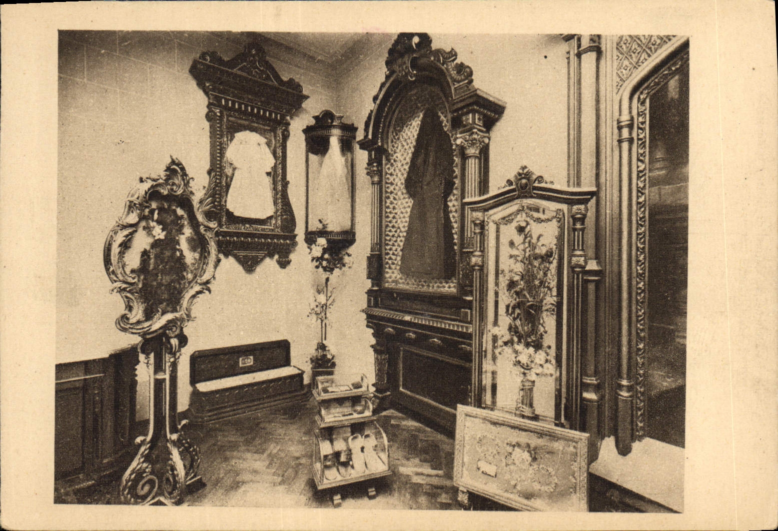 Salle des Reliques au Carmel de Lisieux — côté gauche — éditeur non visible