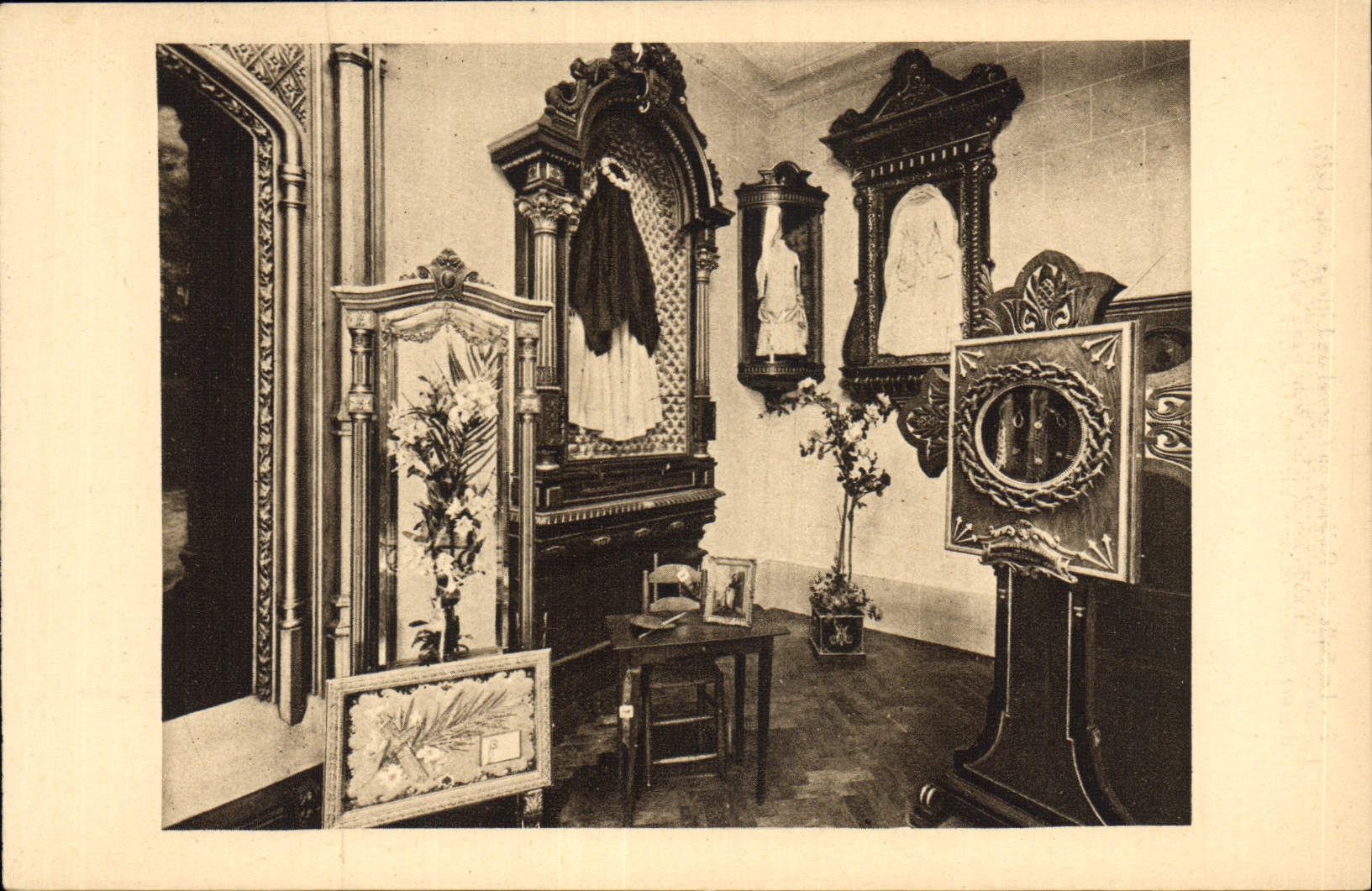 Salle des Reliques au Carmel de Lirieux — côté droit — éditeur non visible