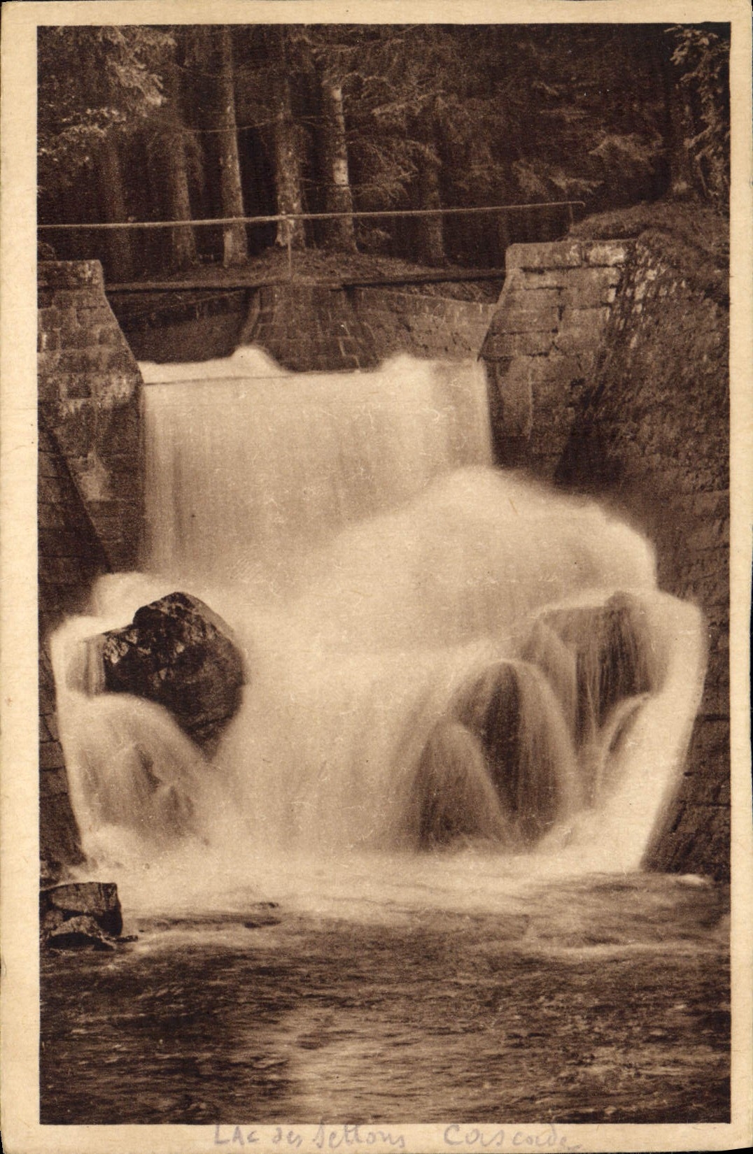 CPA En Morvan Cascade de Lac des Settons 