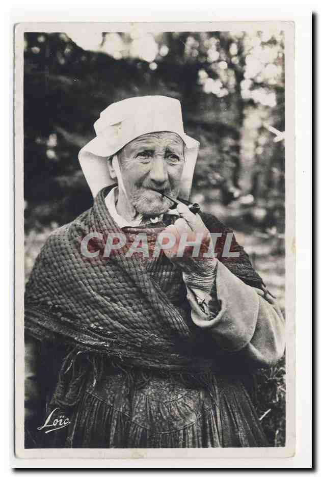 carte photo une bonne pipe coiffe bretonne chale embroidery headdress folklore vieille femme broderie animation CPA