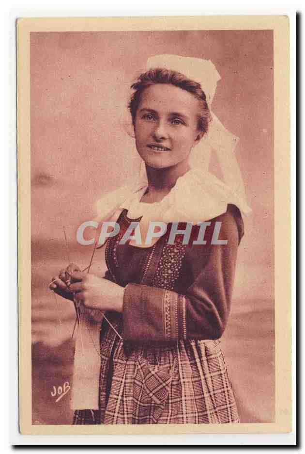 Sardiniere fille de Concarneau coiffe bretonne bonnet folklore broderie embroidery headdress costume animation CPA