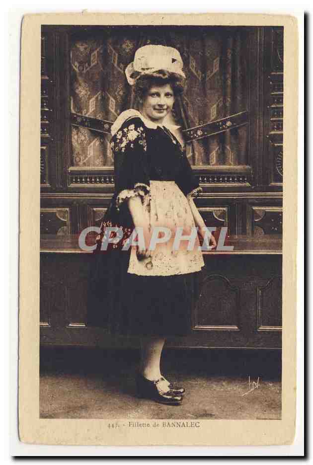 fillette de BanNAlEC pittoresque coiffe bretonne bonnet folklore broderie embroidery headdress costume animation CPA