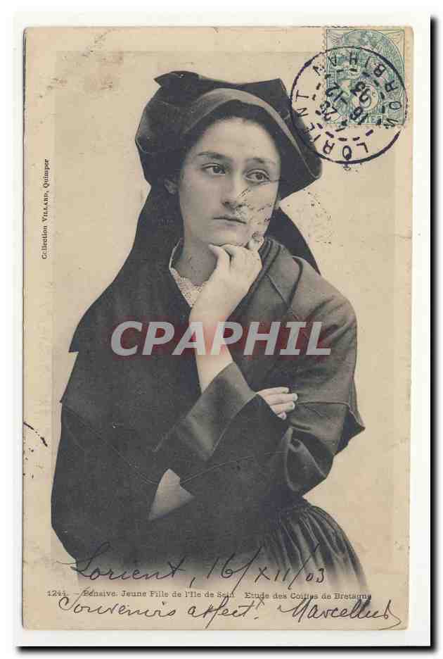 Ile de Sein Pensive jeune fille coiffe bretonne bonnet folklore broderie embroidery headdress costume animation TOP CPA