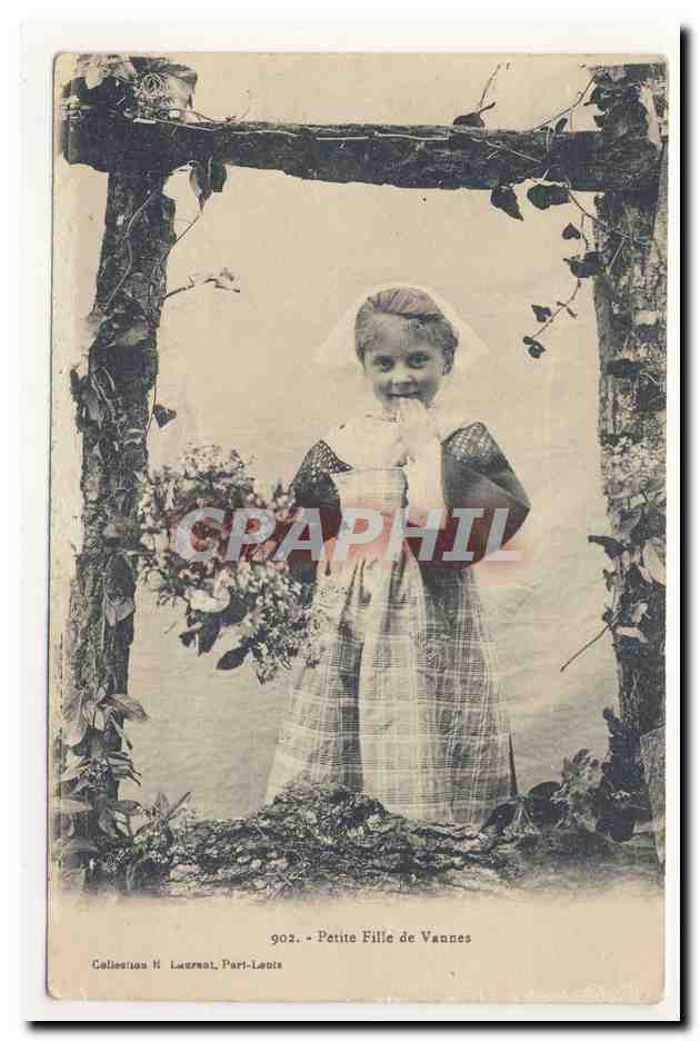 Petite fille de VAnNES coiffe bretonne folklore broderie embroidery headdress costume animation CPA