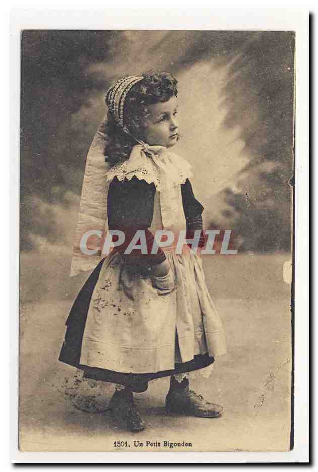 un petit Bigouden coiffe bretonne folklore broderie embroidery headdress costume animation CPA