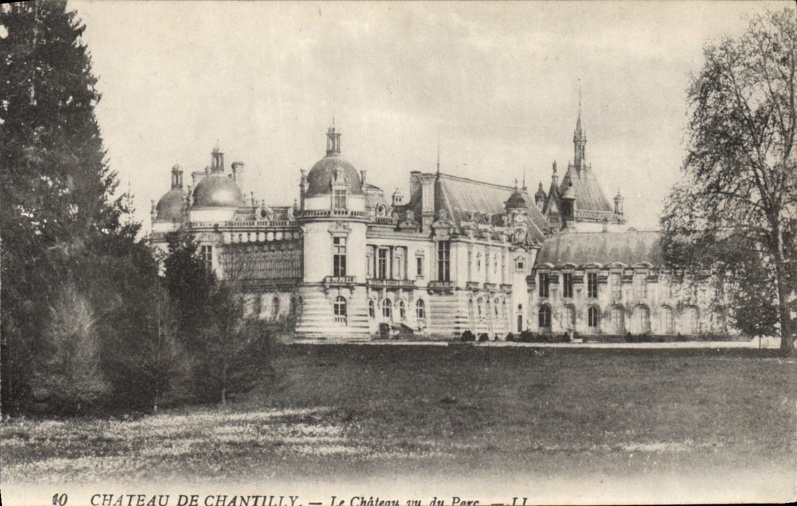 CPA Chateau de Chantilly la Chateau vu du Parc 