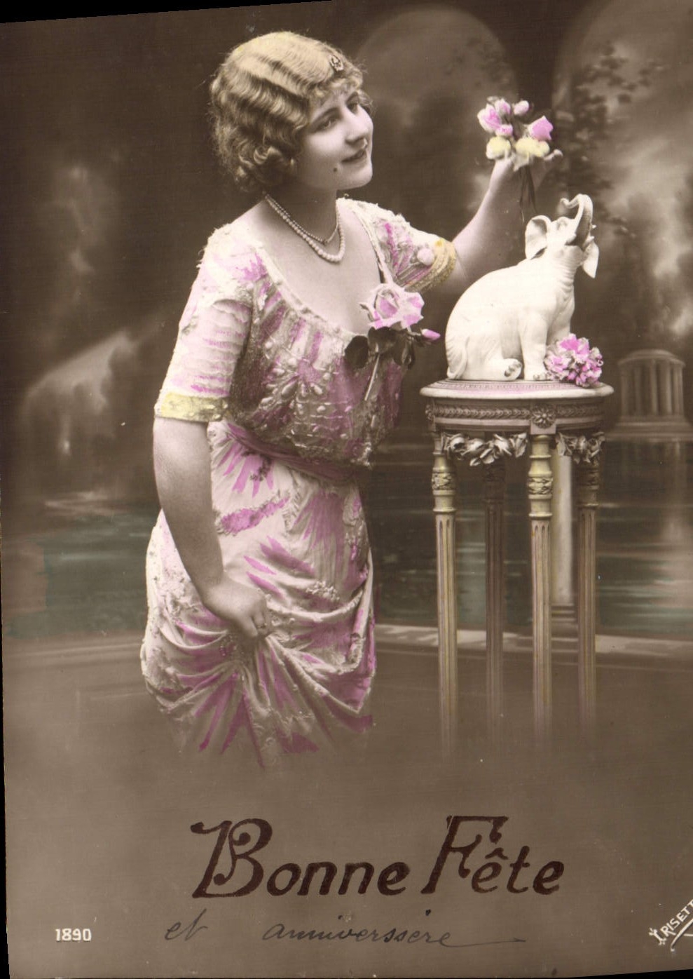 Femme en robe rose — avec éléphant blanc — 'Bonne Fête et anniversaire' — Preset, n° 1890