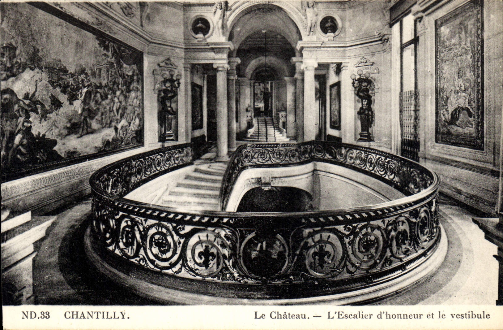 Chantilly — Le Château. L'Escalier d'honneur et le vestibule — ND.33
