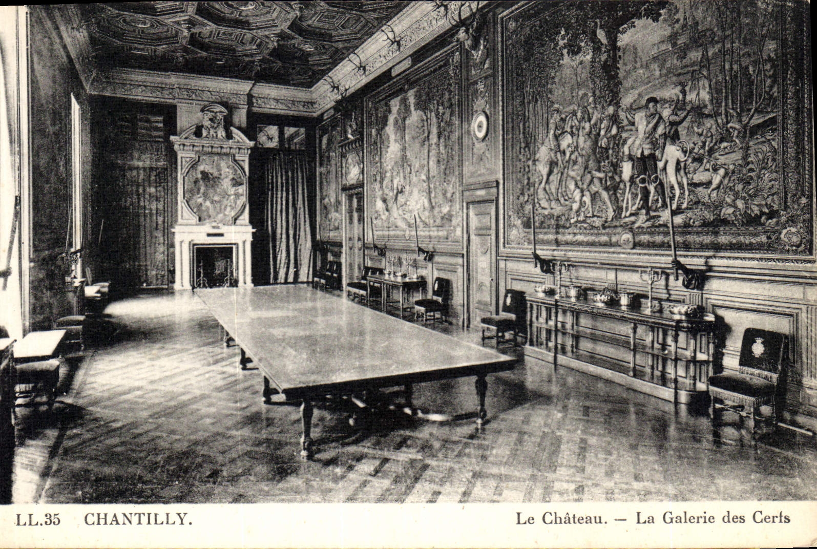 Chantilly — Le Château. — La Galerie des Cerfs