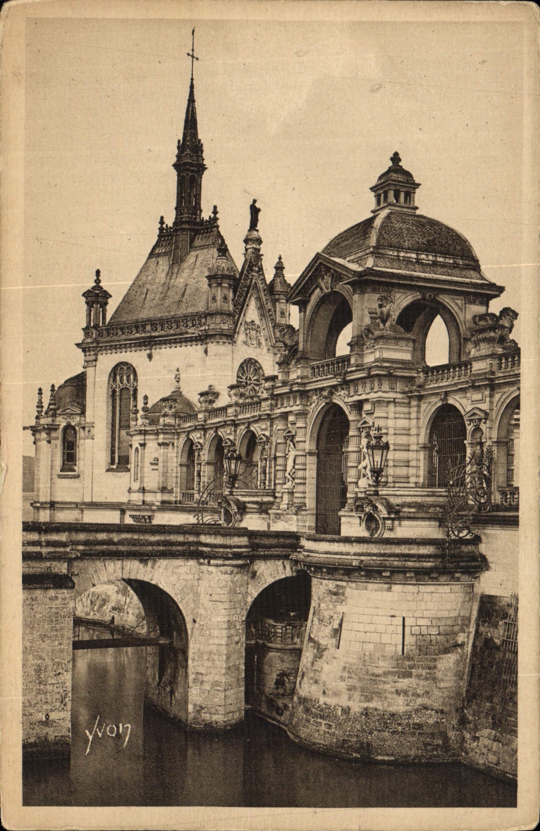 CPA La Douce France Chateau de Chantilly entree principale de la Chapelle 