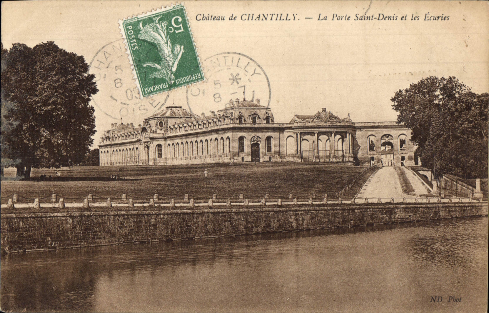 CPA Chateau de Chantilly la Porte Saint Denis et les Ecuries 