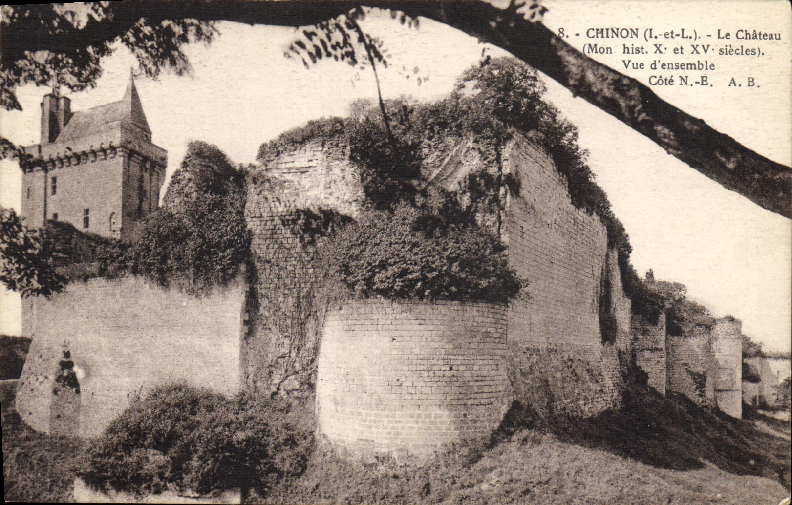 CPA Chinon I et L le Chateau Mon hist X et Xv siecles vue d'ensemble 