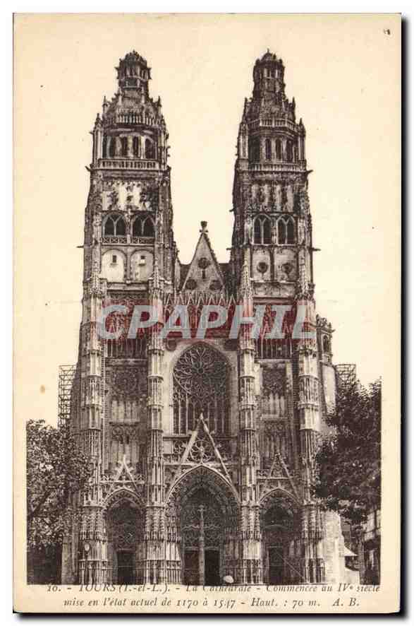 CPA Tours I et L la Cathedrale Commencee au IV siecle mise en l'etat actuel de 1170 a 1517 