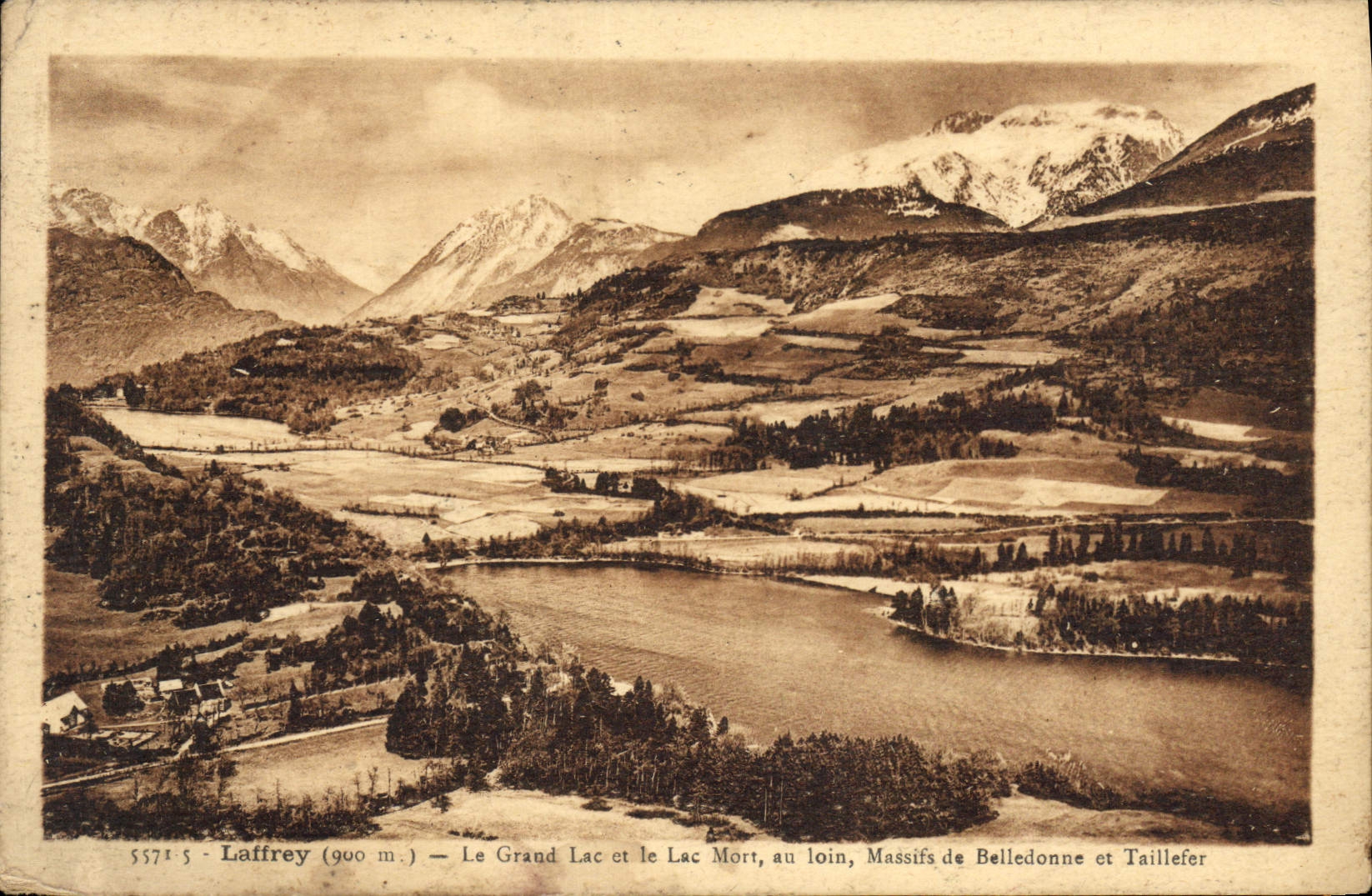 Laffrey (900 m.) — Le Grand Lac et le Lac Mort, au loin, Massifs de Belledonne et Taillefer