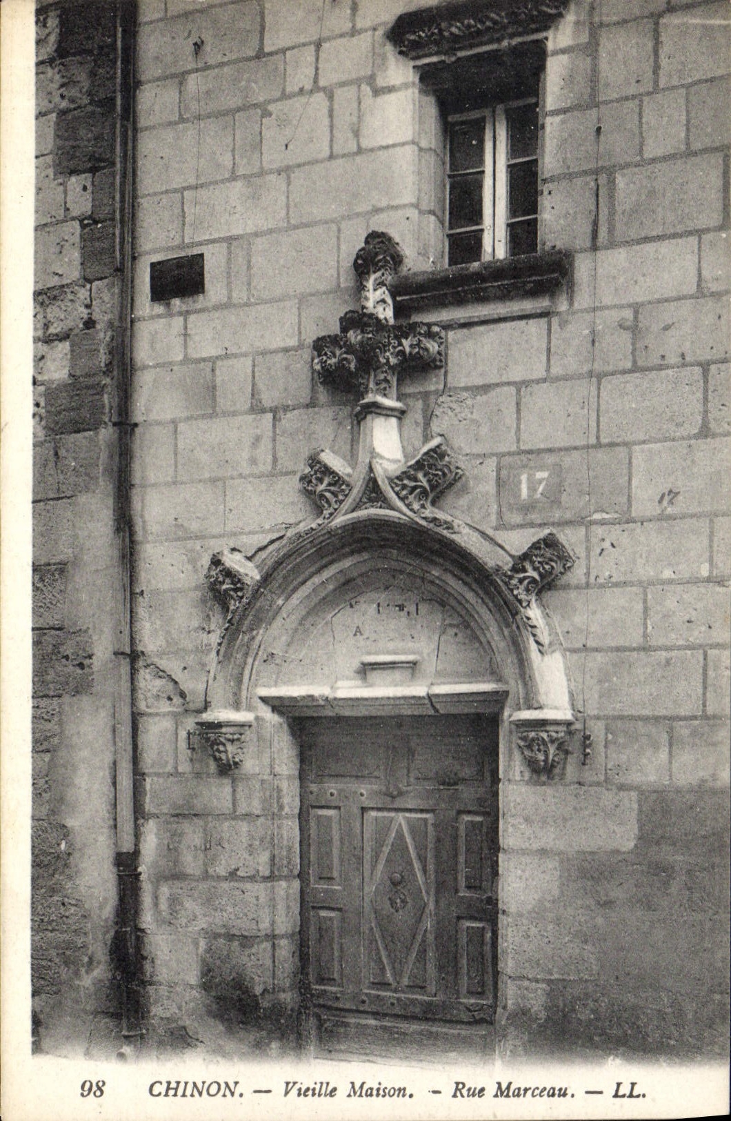 CPA Chinon Vieille Maison rue Marceau 