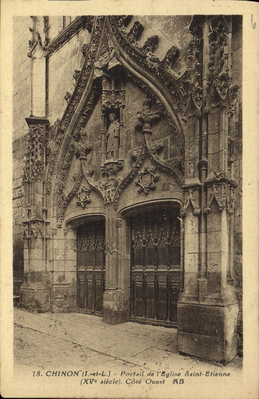 CPA Chinon I et L Portail de l'Eglise Saint Etienne XV siecle Cote Ouest 