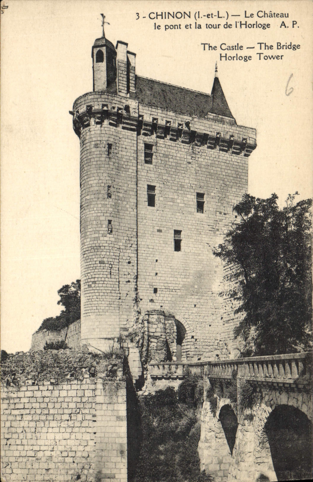 CPA Chinon I et L le Chateau le pont et la tour de l'Horloge 