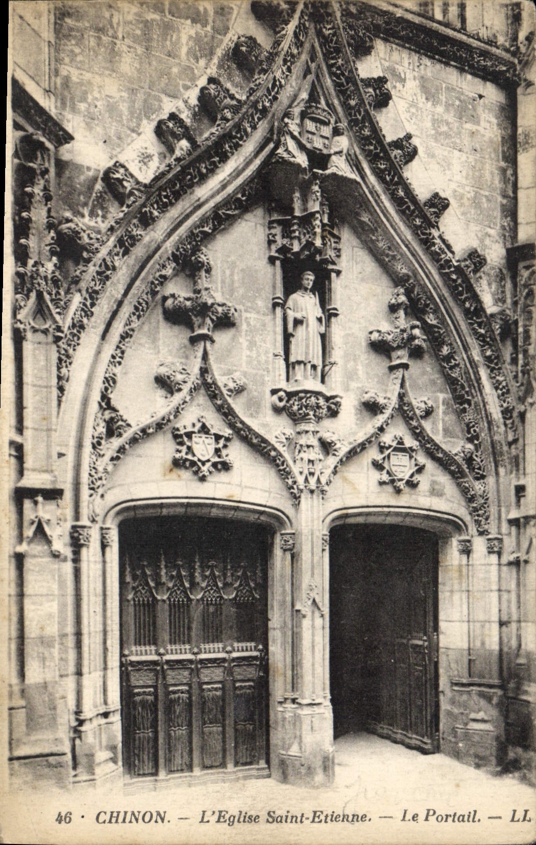 CPA Chinon l'Eglise Saint Etienne le Portail 