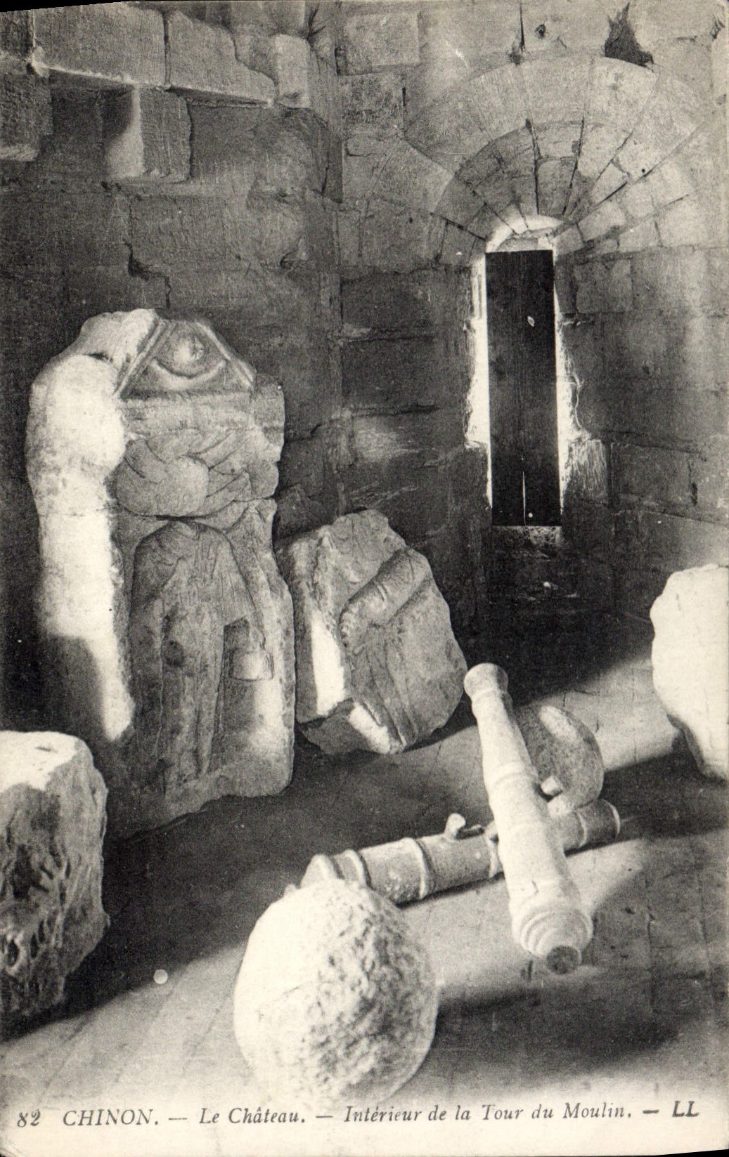 CPA Chinon Le Chateau interieur de la Tour du Moulin 
